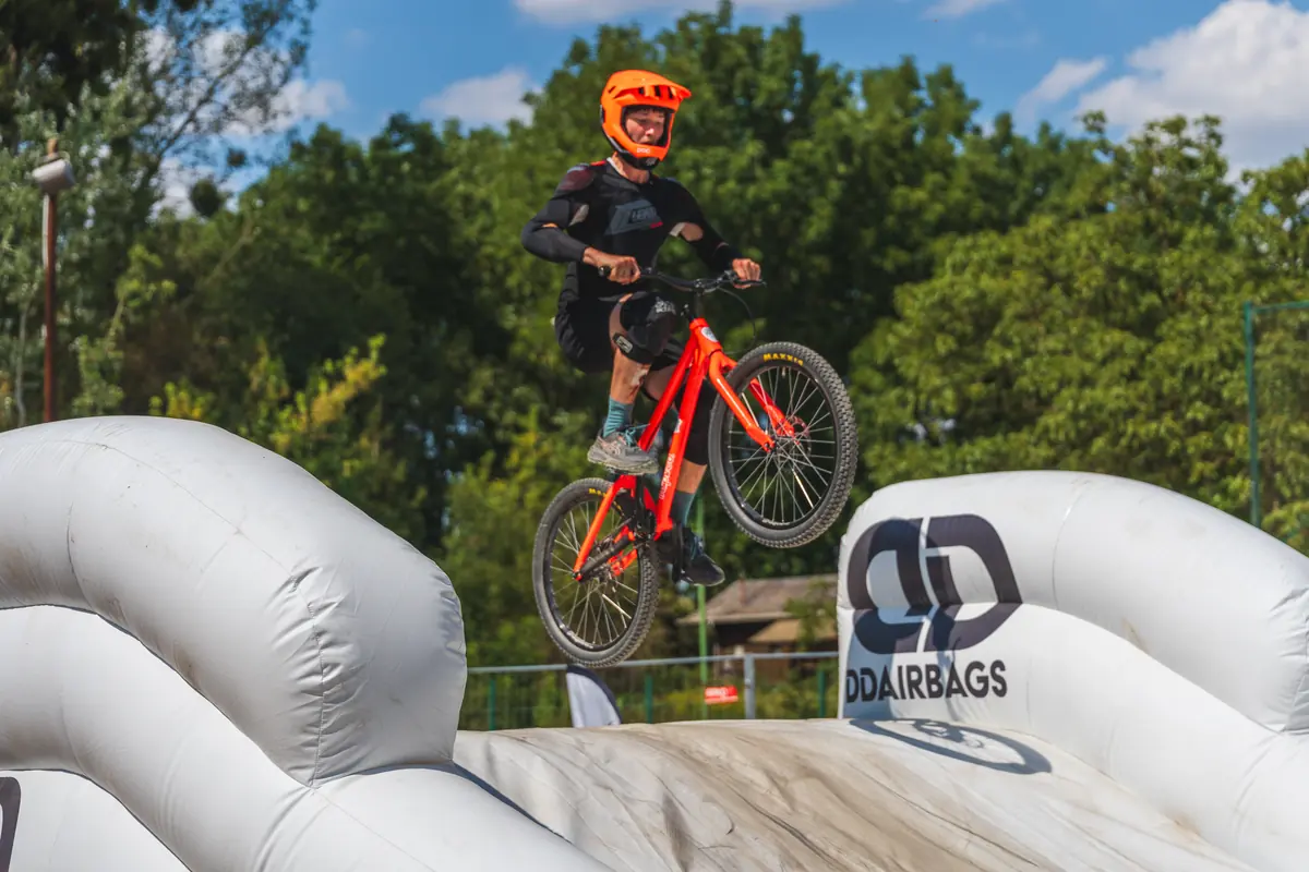 Junger Fahrer mit orangem Helm über dem Luftkissen